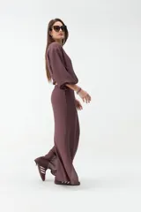 Pantalón negro de corte ancho y fluido, confeccionado en tejido ligero y cómodo, con cintura alta y diseño recto.