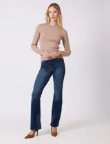 Jean elastizado marca Sound Style, color azul oscuro, de tiro alto y pierna bootcut. Tiene pretina con pasadores, botón y cierre, y bolsillos en la parte delantera y trasera.