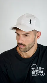 Gorra de béisbol color blanco con finas rayas verticales negras y logo bordado en el panel frontal.