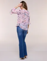 Blusa de gasa rosada con estampado floral, escote en V con volados en cascada en la pechera y mangas tres cuartos acampanadas.