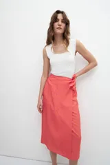 Falda midi fucsia con estampado floral.