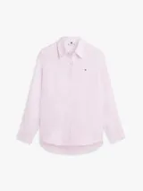 Camisa de corte amplio confeccionada en lino puro, de color rosado. Presenta cuello inglés, cierre frontal de botones, mangas largas con puños abotonados y el logo bordado en el pecho.