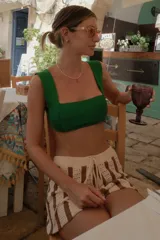 Top de tejido de punto color negro, con escote cuadrado y tirantes anchos, de corte ajustado al cuerpo.