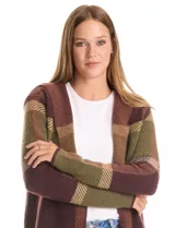 Cardigan abierto de punto con capucha integrada, diseño de cuadros en tonos verde y marrón, manga larga con hombros caídos y dos bolsillos frontales.