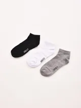 Pack de tres pares de medias tobilleras de tejido liso. Incluye un par azul marino jaspeado, un par blanco liso y un par beige con la palabra "GREGO" estampada.