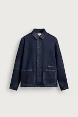 Cazadora de denim de algodón azul marino oscuro, corte regular fit, con cuello solapa, bolsillos frontales de plastrón y cierre de botonadura frontal.