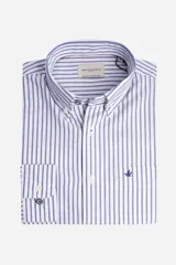 Camisa de corte regular confeccionada en tejido oxford de algodón, con diseño de rayas verticales en azul y blanco. Presenta cuello abotonado, cierre frontal con botones y bolsillo en el pecho con el logo de la marca bordado.