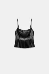 Top de tirantes finos ajustables con escote redondo y diseño peplum en el bajo. Confeccionado en tejido efecto piel con cierre lateral mediante cremallera oculta.