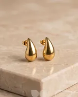 Caravanas de acero con baño de oro, diseño en forma de gota con acabado liso y brillante.