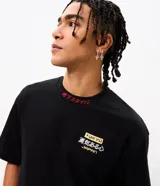 Remera boxy de algodón negro con mangas cortas y cuello redondo, con bordados en rojo y blanco con tipografía japonesa y diseño gráfico en la espalda.