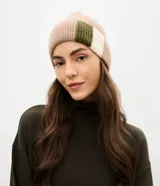 Gorro de punto con diseño de bloques de color en tonos beige, verde oliva y blanco, con ruedo plegado.