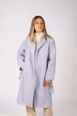 Tapado de paño color lila, con solapas amplias, mangas largas y bolsillos laterales. Diseño de corte recto y holgado con lazo ajustable en la cintura.