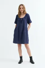Vestido corto azul marino de gasa de algodón, con mangas cortas, escote redondo fruncido con lazo de ajuste y bolsillos laterales.