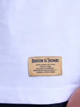 Remera gris de algodón con cuello redondo, mangas cortas y estampado central de un lince con parche en el ojo dentro de un círculo.