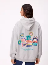 Canguro gris con capucha, de corte oversize, con estampado gráfico multicolor en la espalda que incluye diversos parches y logotipos de la marca Rusty.