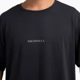 Remera deportiva de manga corta color negro, con cuello redondo y logo de la marca Merrell estampado en el centro del pecho.