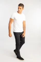 Pantalón de punto color negro con corte ajustado y diseño moderno, ideal para un estilo urbano o smart casual.