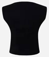 Chaleco femenino de corte sastrero y acinturado, confeccionado en punto roma color bordó. Presenta escote en V, cierre frontal con botones y diseño sin estampado.
