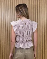 Blusa sin mangas de diseño estructurado con múltiples líneas de frunces y elásticos horizontales, cuello alto con volado y diseño ajustado. Presenta estampado de rayas verticales.