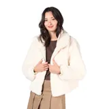 Campera de piel sintética color crudo, con cuello alto y cierre frontal completo.