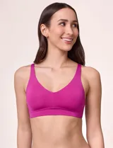 Bralette de microfibra color beige, con diseño de acabado invisible, pads removibles, tiras regulables y espalda en U. No posee aros.