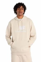 Hoodie New Balance de color beige, con capucha ajustable con cordones, bolsillo tipo canguro frontal y el logo de la marca estampado en el pecho.