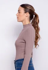 Polera roja de tejido de punto acanalado, con cuello alto y mangas largas acampanadas.