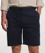 Bermuda masculina de sarga color azul marino, con cintura elástica, cordón ajustable y bolsillos traseros.
