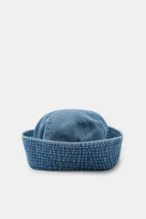 Gorro marinero de denim azul, confeccionado en algodón, con diseño de ala vuelta.