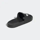 Sandalias Adidas Adilette negras con logo blanco de la marca en la tira superior.