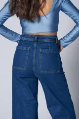 Pantalón jean de tiro alto, corte wide leg, color azul oscuro. Confeccionado con algodón 100% reciclado, con bolsillos cuadrados en delantero y espalda.
