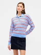 Buzo de punto tipo polo con diseño de rayas horizontales en azul marino y celeste. Presenta cuello camisero con cierre frontal de botones, mangas largas y puños ajustados.