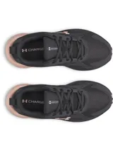 Championes Under Armour W Assert 11 para mujer, de color gris oscuro con entresuela y detalles en rosado. Cuenta con parte superior de malla transpirable, superposiciones sintéticas, amortiguación Charged+ y suela de goma resistente.