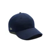 Gorra de béisbol Lacoste color azul marino, confeccionada en sarga de algodón con costuras reforzadas y el icónico logo del cocodrilo bordado en el lateral.