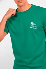 Remera de manga corta color verde esmeralda, con cuello redondo. Presenta un pequeño estampado en el pecho con un diseño de palmera y olas y el texto "WAVES MIAMI".