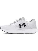 Championes de running Under Armour modelo Charged Rogue 4, color blanco con logo negro en el lateral. Presentan una parte superior de malla técnica transpirable, plantilla Deluxe Comfort System y entresuela Charged Cushioning para mayor amortiguación y respuesta.