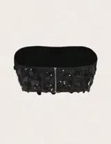 Top strapless corto cubierto de lentejuelas negras brillantes de distintos tamaños.