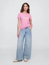 Remera de algodón color rosa con logo de la marca GAP estampado en color verde.
