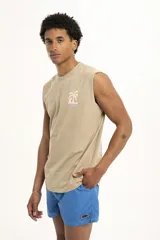 Musculosa color beige con cuello redondo y logo estampado de una palmera con el texto "Pulau" en color lila.