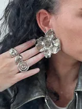 Anillo plateado con diseño de bucle, fabricado en acero inoxidable enchapado en oro 18k.