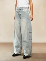 Jean de corte wide leg en color celeste claro con lavado desgastado. Presenta un diseño de cinco bolsillos, incluyendo bolsillos laterales tipo cargo, cierre frontal con botón y bragueta, y costuras reforzadas en las piernas.
