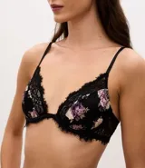 Soutien media taza de microfibra negra con estampa floral y detalles de encaje en los bordes. Posee aros para mayor soporte y breteles finos ajustables.