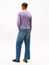 Sweater de punto Tommy Hilfiger de corte regular, con cuello redondo y mangas largas. Presenta un diseño liso en color lila con el logo de la marca bordado en el pecho.