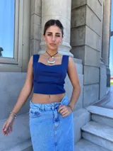 Top azul con breteles anchos y escote cuadrado.