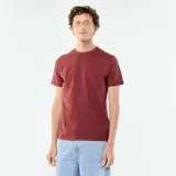 Camiseta de algodón color rojo oscuro, de manga corta y cuello redondo.