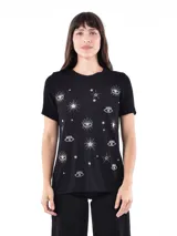 Remera negra de manga corta con estampado de ojos y estrellas en color plateado.