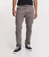 Pantalón skinny negro de sarga con elastano, estilo social, con cierre de botón y cremallera, y cintura con trabillas.