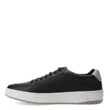 Zapatos urbanos Freeway de cuero negro, con diseño de capellada microperforada en los laterales, cierre mediante cordones y suela de goma blanca con detalle de marca en relieve.