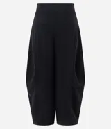 Pantalón barrel de viscosa color negro, de corte ancho con diseño redondeado en las piernas y bajo ajustado. Presenta pinzas laterales, trabillas y un cinturón fijo de PU con hebilla metálica.