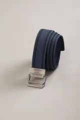 Cinturón de tela trenzada color azul marino con rayas negras y hebilla metálica plateada con doble pasador.